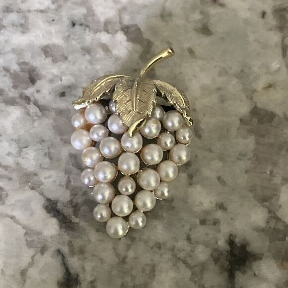 Crown Trifari Grape Cluster Brooch Pin Faux Pearls - Picture 2 of 6